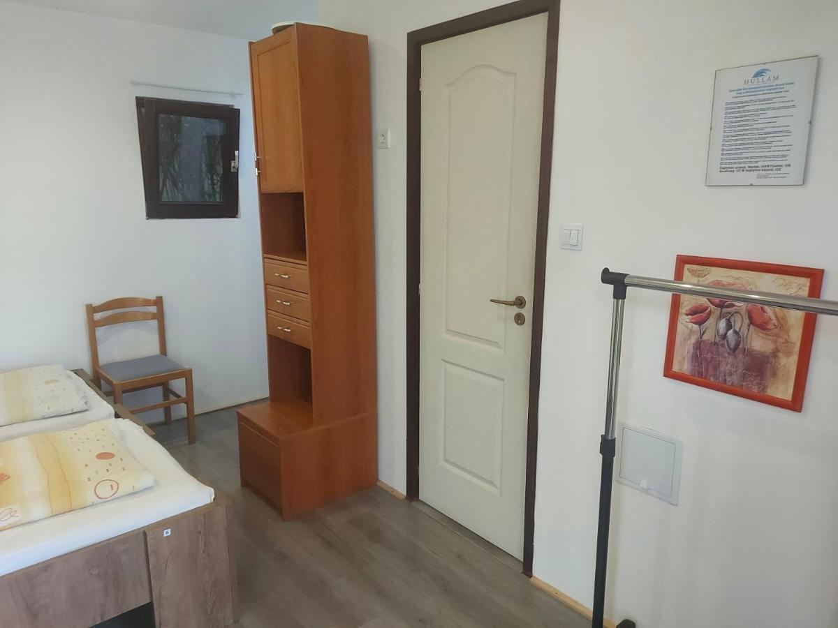 ハイデゥソボスロー Hullam Panzio Bed & Breakfast エクステリア 写真