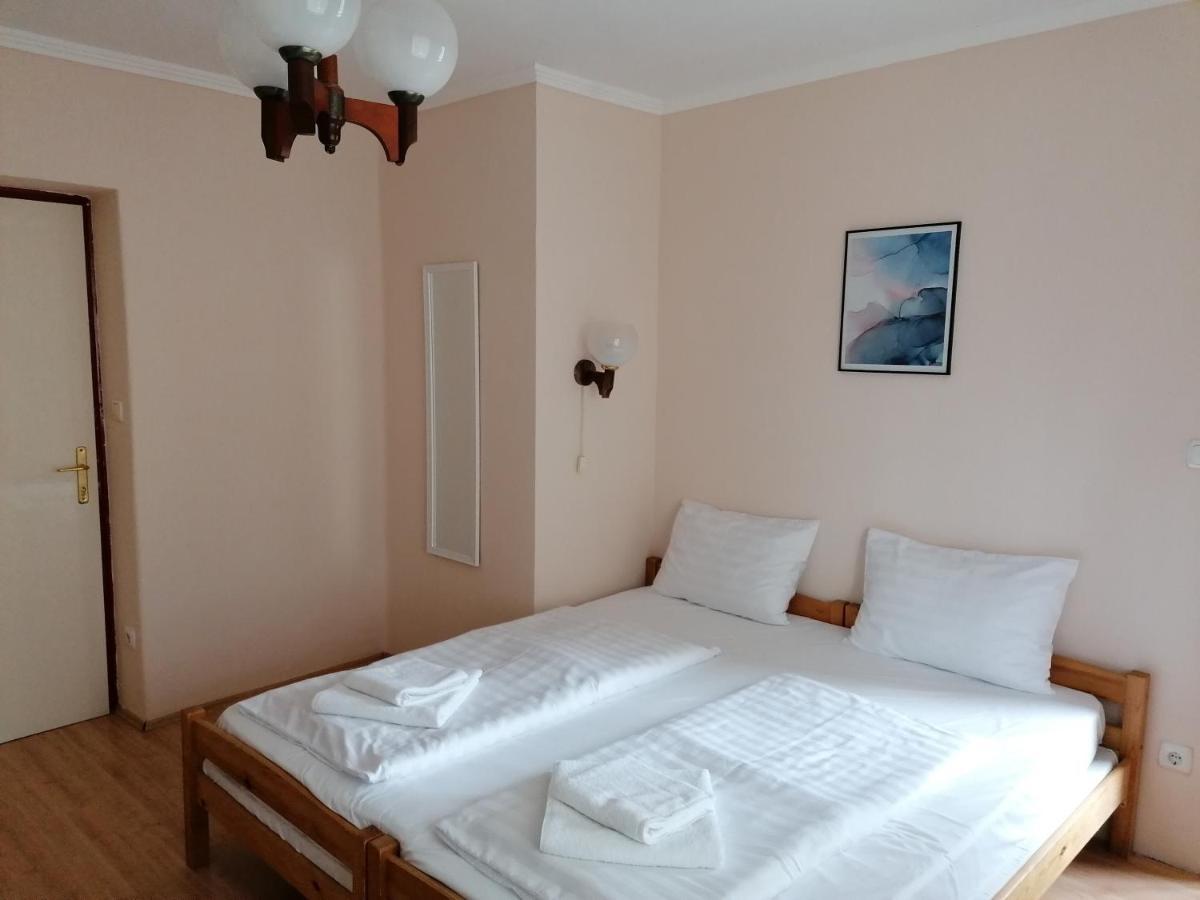ハイデゥソボスロー Hullam Panzio Bed & Breakfast エクステリア 写真