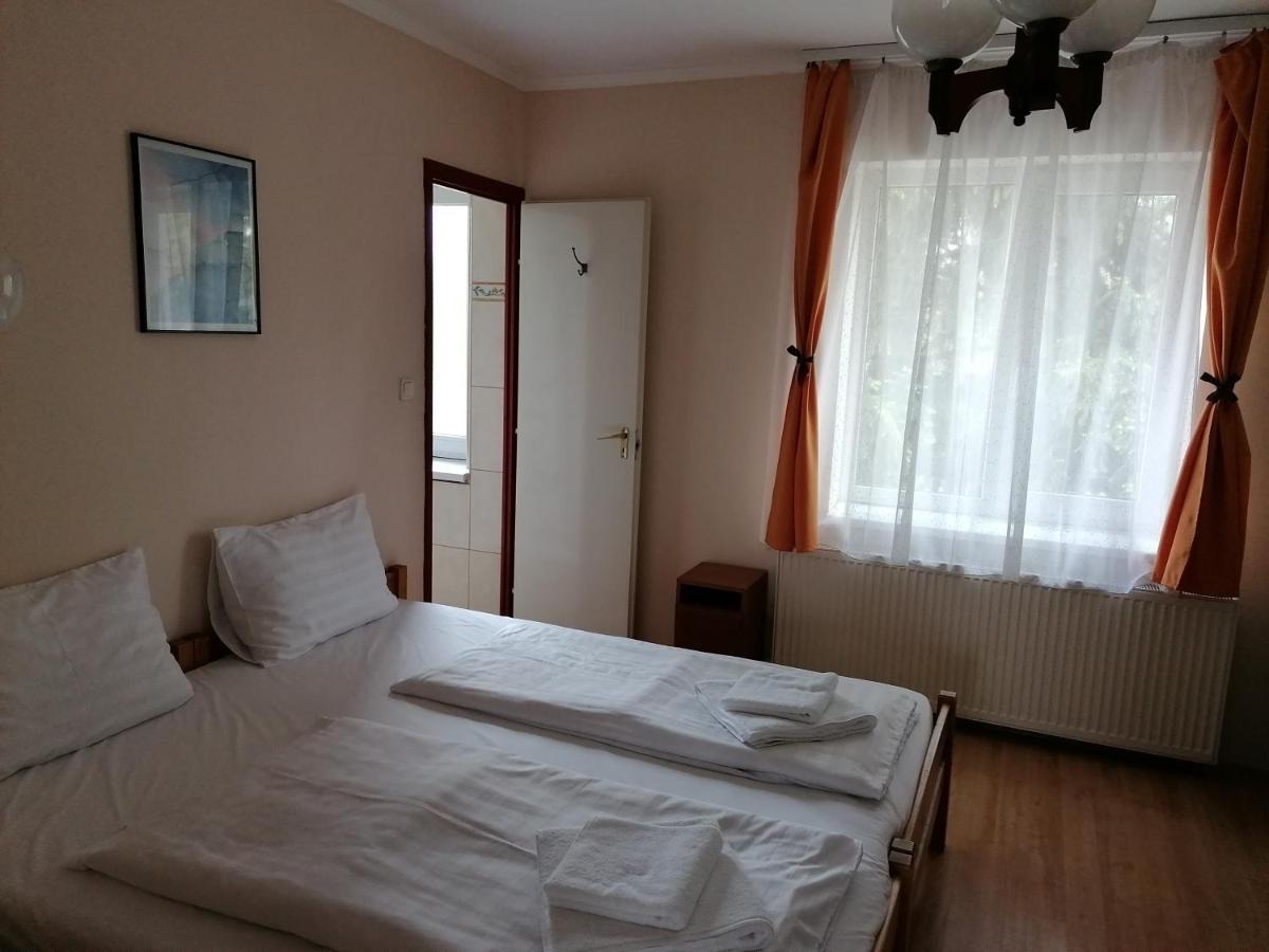 ハイデゥソボスロー Hullam Panzio Bed & Breakfast エクステリア 写真