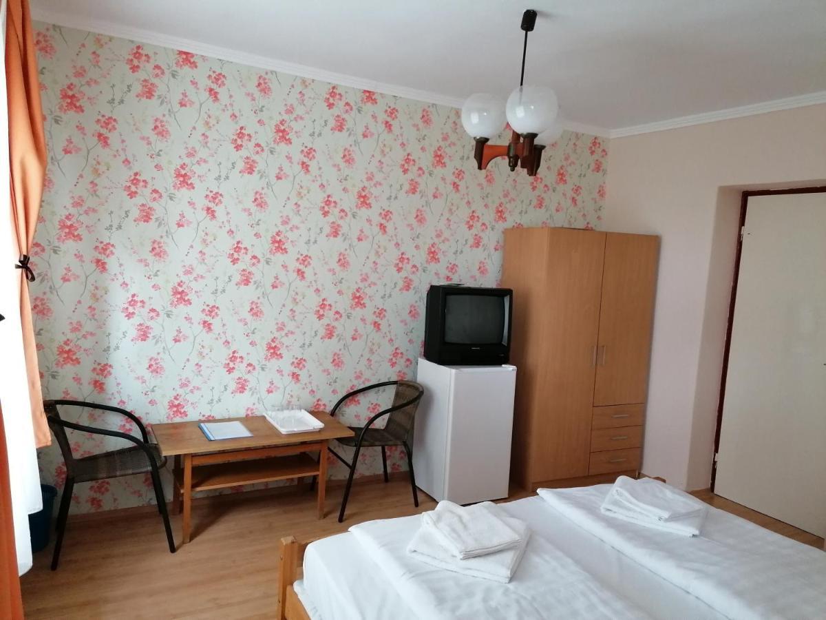 ハイデゥソボスロー Hullam Panzio Bed & Breakfast エクステリア 写真