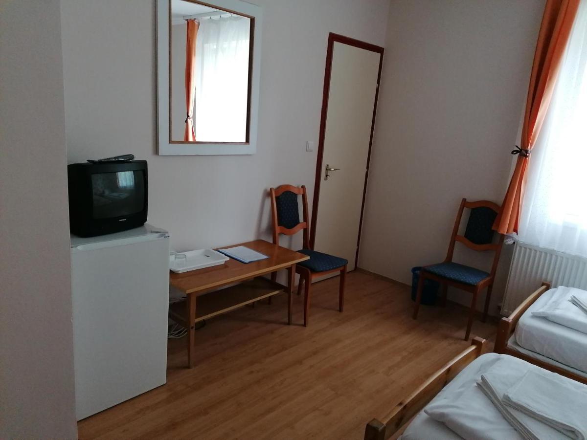 ハイデゥソボスロー Hullam Panzio Bed & Breakfast エクステリア 写真