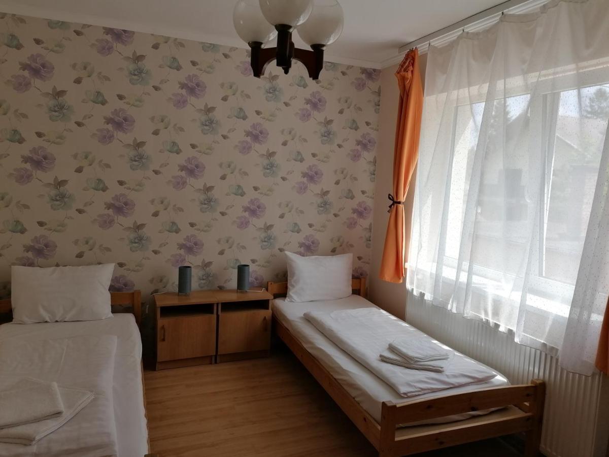 ハイデゥソボスロー Hullam Panzio Bed & Breakfast エクステリア 写真